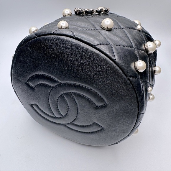 Brand new rare CHANEL bucket bag with pearl embelishment - Picture 8 of 14